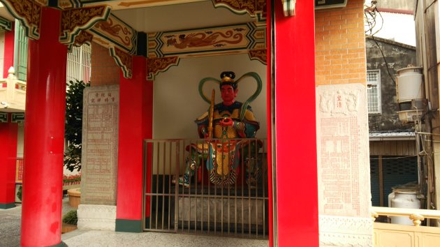 弥陀寺（彌陀寺）の門の入口すぐのところにある像